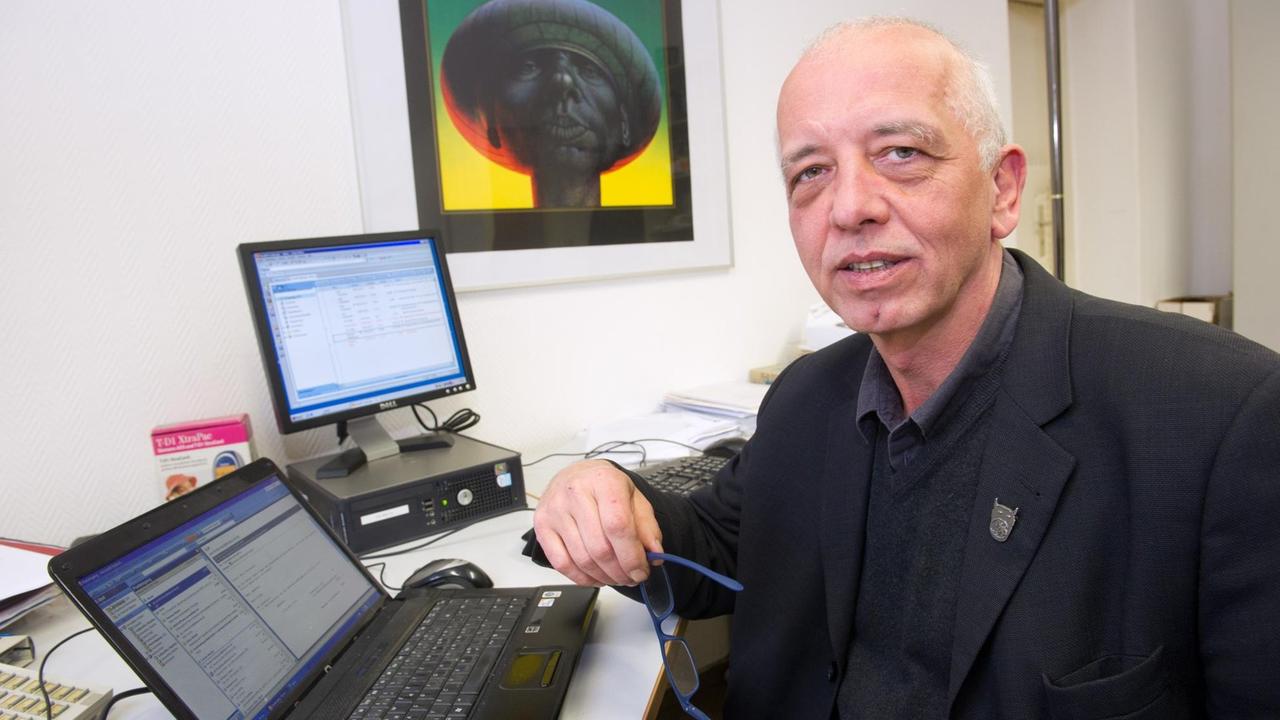 Der Trauma-Forscher Prof. Harald J. Freyberger, Direktor der Klinik für Psychatrie und Psychotherapie an der Uni Greifswald, sitzt vor seinem Laptop.