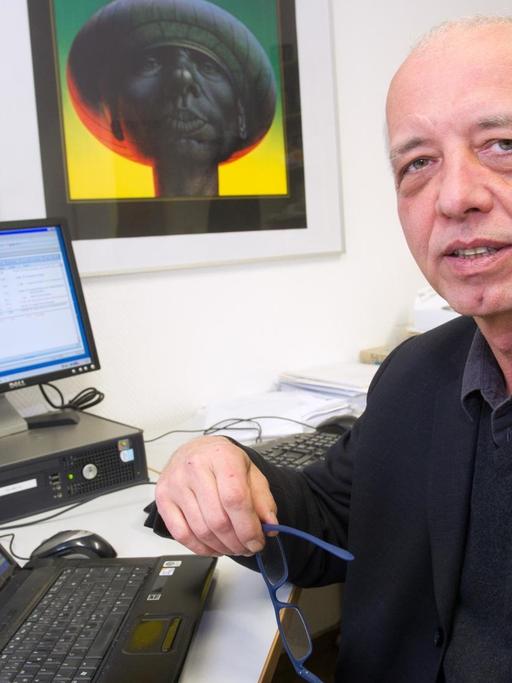Der Trauma-Forscher Prof. Harald J. Freyberger, Direktor der Klinik für Psychatrie und Psychotherapie an der Uni Greifswald, sitzt vor seinem Laptop.