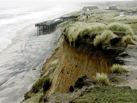 Abbrüche kennzeichnen am 18. Januar 2007 nach den Stürmen der vergangenen Tage das "Rote Kliff" von Kampen auf Sylt.