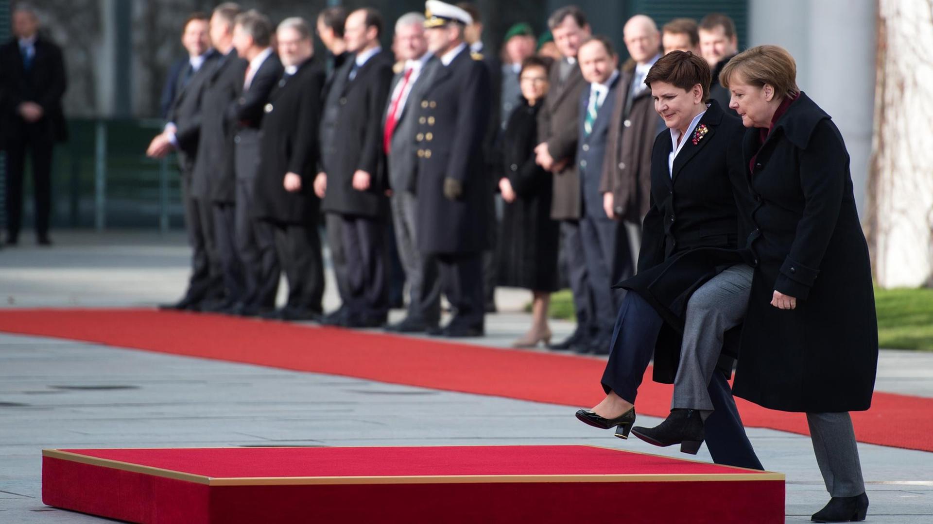 Bundeskanzlerin Angela Merkel (r, CDU) begrüßt Beata Szydlo, die neue Ministerpräsidentin von Polen, am 12.02.2016 vor dem Bundeskanzleramt in Berlin mit militärischen Ehren