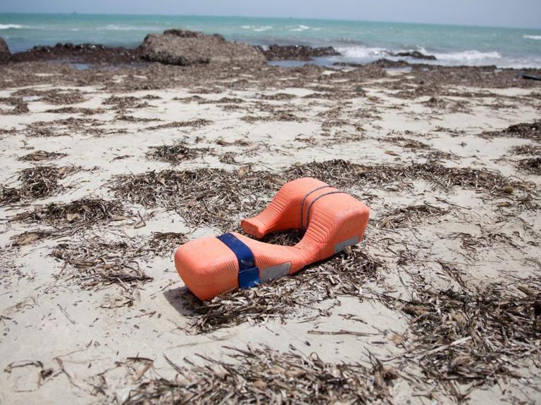 Eine kaputte Schwimmweste ist an einen Strand in Libyen angespült worden.