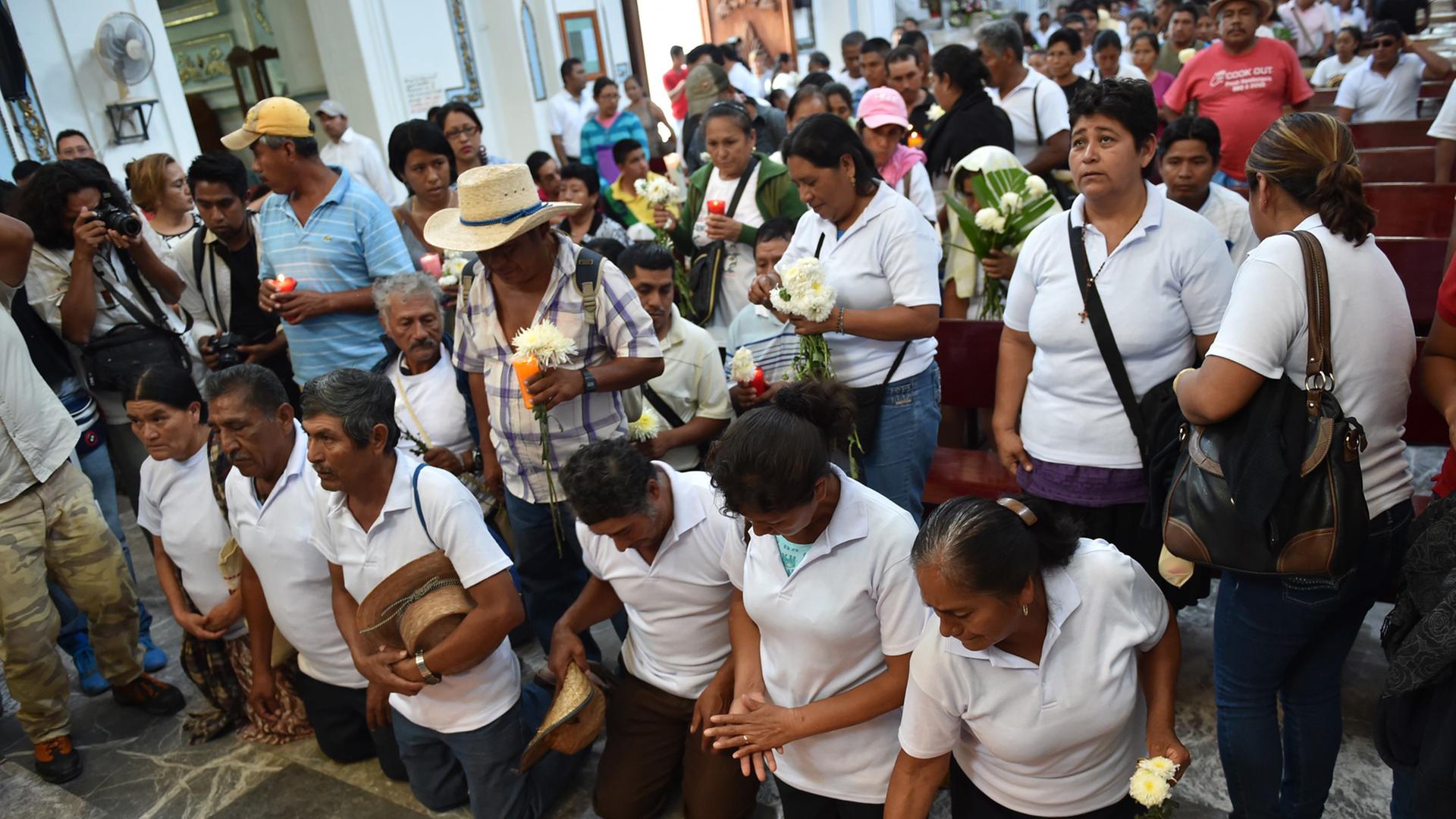 Angehörige und Freunde der Studenten beten in der Kathedrale von Chilipancingo für die Vermissten