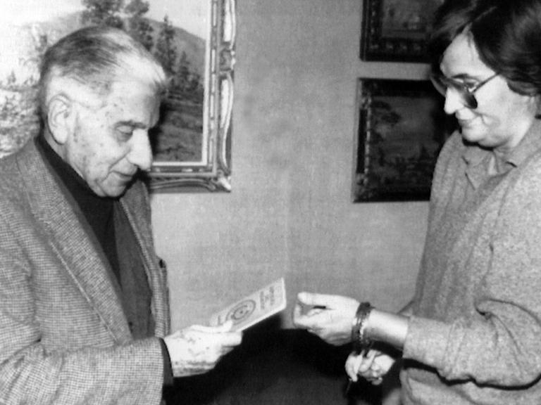 Der Schriftsteller Augusto Roa Bastos erhält am 9. Februar 1989 im Konsulat in Barcelona (Spanien) von der Botschafterin Lilia Romero seinen paraguayischen Paß. Er war 42 Jahren im Exil und kann wieder in seine Heimat Paraguay reisen.