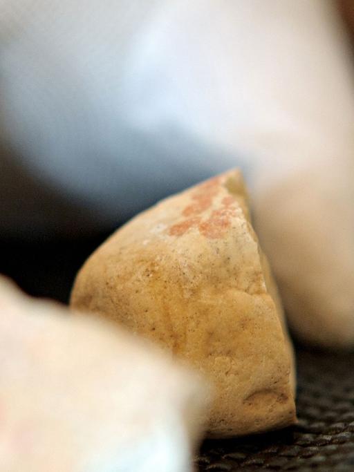 Archäologen haben auf der Schwäbischen Alb Überreste von Malereien gefunden.