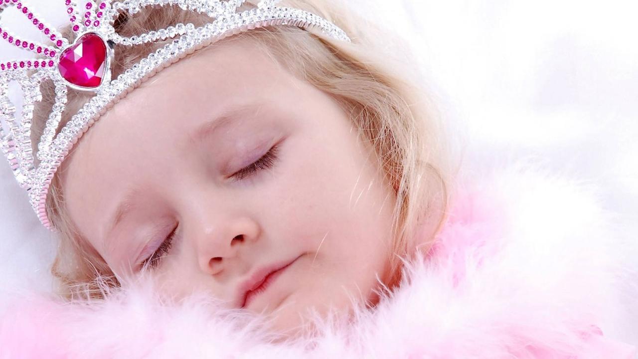Ein schlafendes Mädchen in einem rosafarbenen Prinzessinnenkostüm, aufgenommen am 24.1.2008