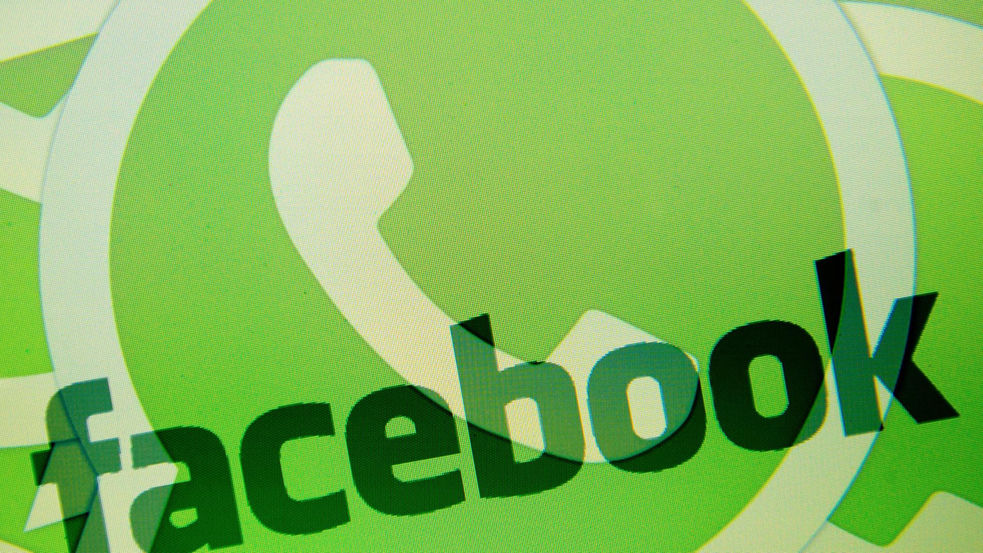 Die Logos von Facebook und WhatsApp in einer Doppelbelichtung übereinandergelegt.