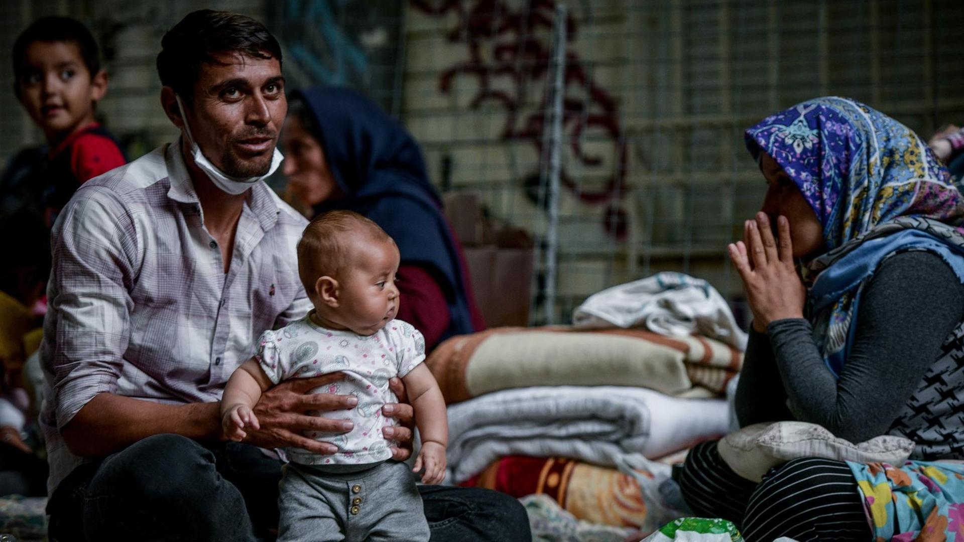 Eine Flüchtlingsfamilie, die jetzt auf der Straße campiert.