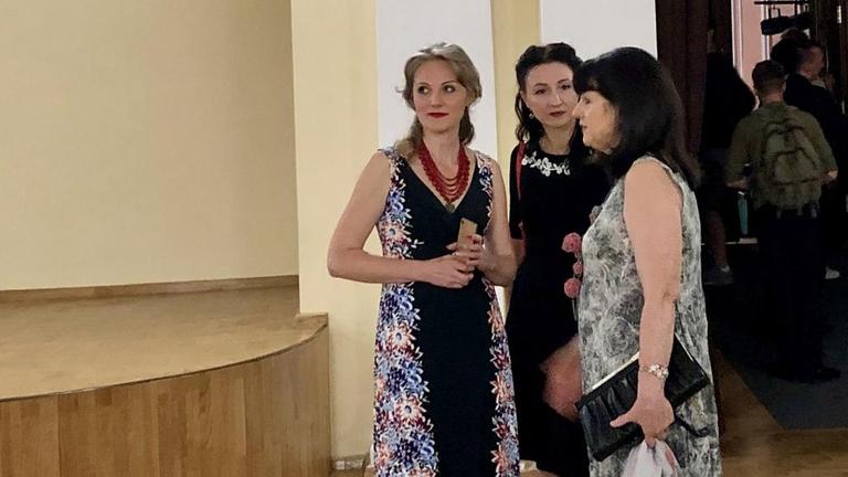 Tatjana Plis (v.l.), Olga Borisowa und Marina Jaworska bei einem Konzertabend in Sewerodonezk 