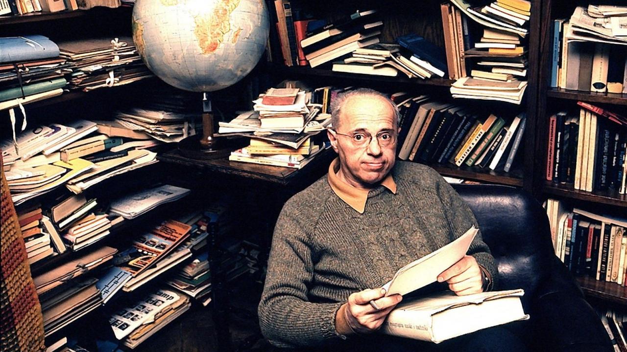 Der polnische Schriftsteller, Essayist und Philosoph Stanislaw Lem, aufgenommen in seiner Bibliothek in Krakau am 16.2.1975.