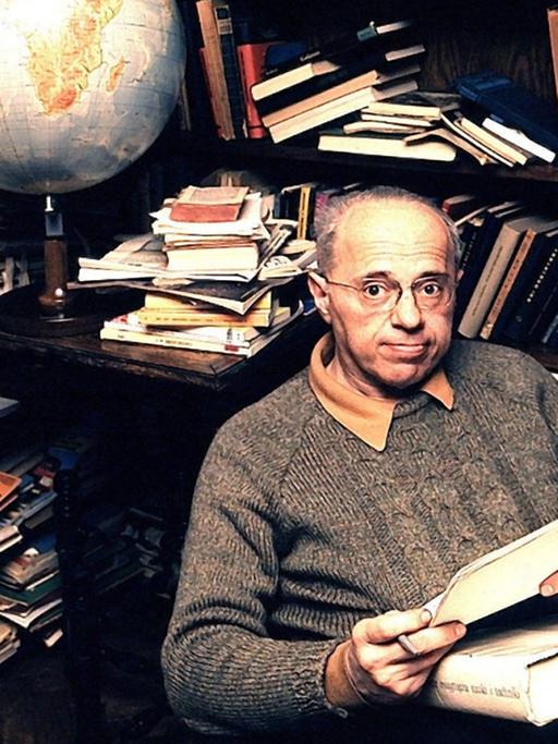 Der polnische Schriftsteller, Essayist und Philosoph Stanislaw Lem, aufgenommen in seiner Bibliothek in Krakau am 16.2.1975.
