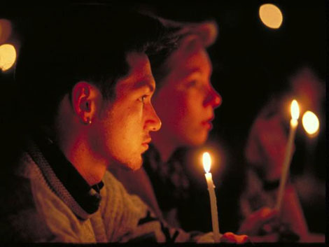 Jugendliche auf einem Treffen in der Communauté de Taizé Jugendliche auf einem Treffen in der Communauté de Taizé