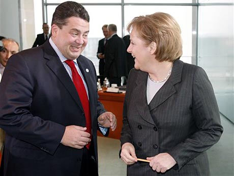 Bundeskanzlerin Angela Merkel und Bundesumweltminister Sigmar Gabriel unterhalten sich zu Beginn einer Kabinettssitzung im Bundeskanzleramt in Berlin. Bundeskanzlerin Angela Merkel und Bundesumweltminister Sigmar Gabriel unterhalten sich zu Beginn einer Kabinettssitzung im Bundeskanzleramt in Berlin.