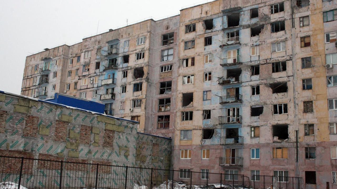 Ein zerstörter Wohnblock in Awdijiwka (Ukraine). Die Kleinstadt liegt an der Front zu den Seperatisten, der Wiederaufbau geht nur schleppend voran.
