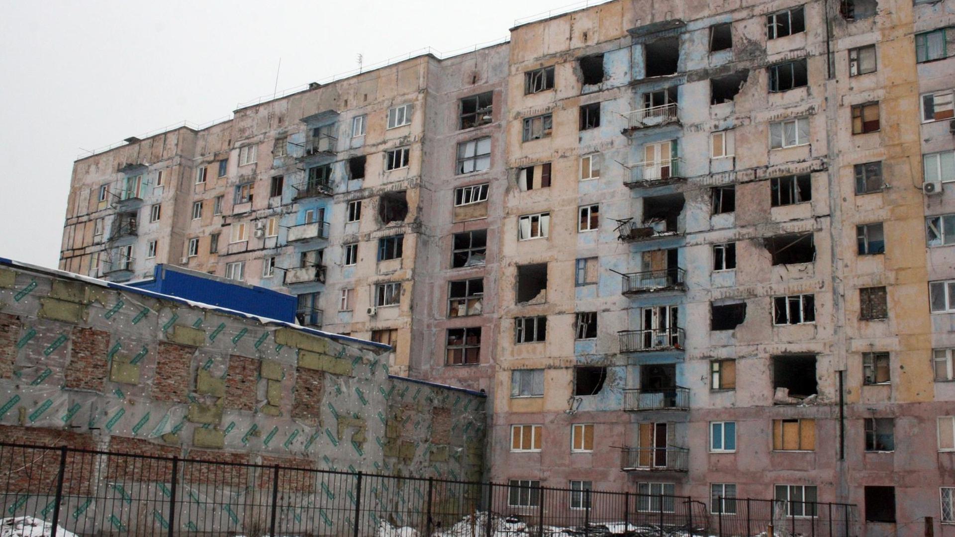 Ein zerstörter Wohnblock in Awdijiwka (Ukraine). Die Kleinstadt liegt an der Front zu den Seperatisten. Ein zerstörter Wohnblock in Awdijiwka (Ukraine). Die Kleinstadt liegt an der Front zu den Seperatisten.