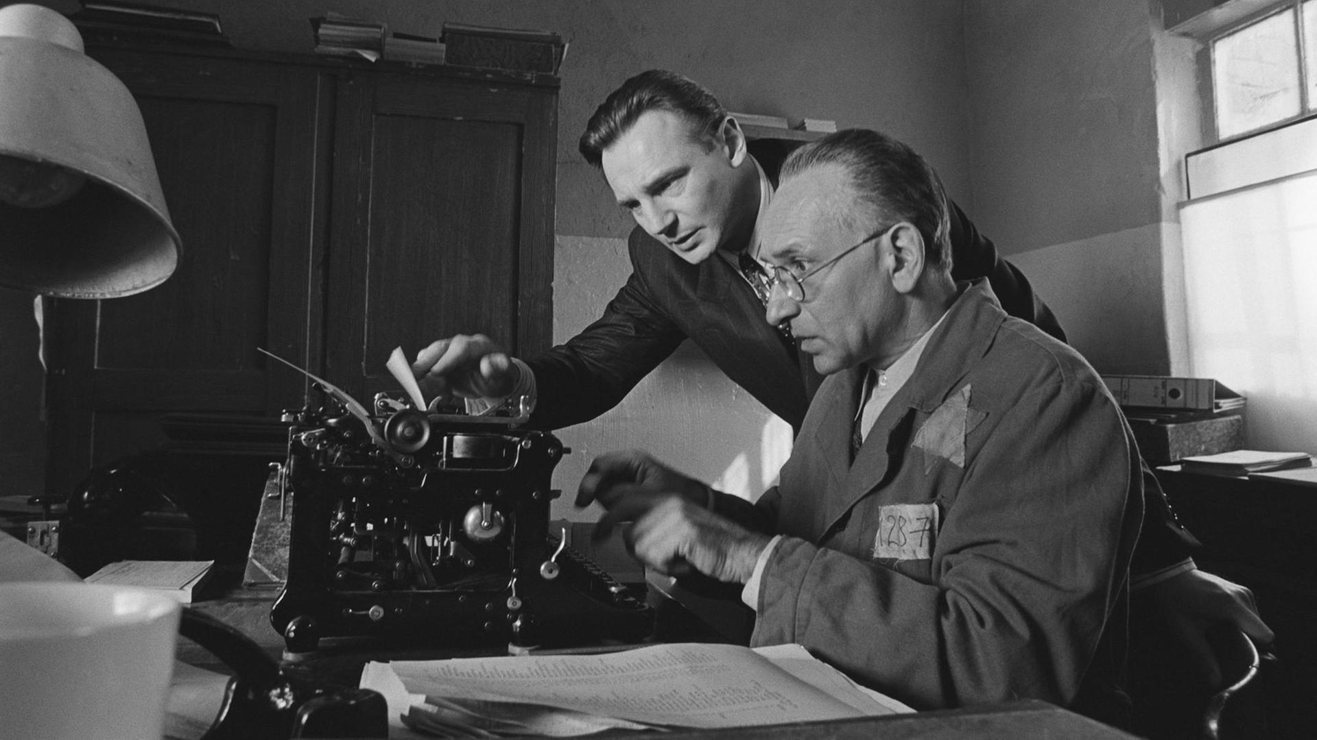 Oskar Schindler (Liam Neeson, l) und sein jüdischer Buchhalter Itzhak Stern (Ben Kingsley) stellen an der Schreibmaschine die Liste zusammen.
