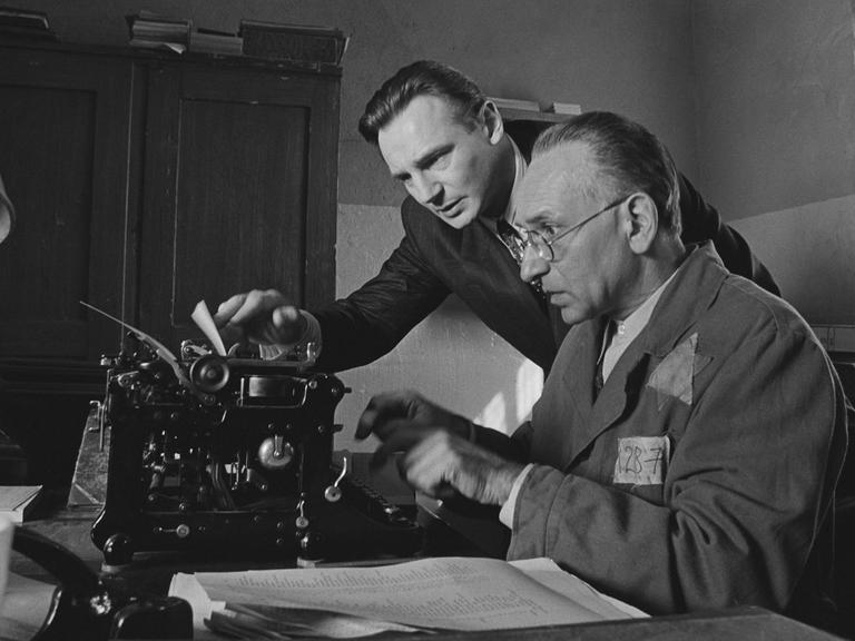 Oskar Schindler (Liam Neeson, l) und sein jüdischer Buchhalter Itzhak Stern (Ben Kingsley) stellen an der Schreibmaschine die Liste zusammen.
