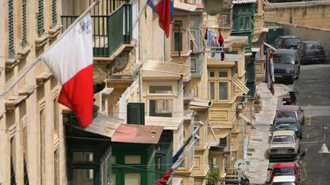 Steile Straßen und Gassen prägen das Bild von Valletta, der Hauptstadt Maltas, aufgenommen am 24.04.2008.