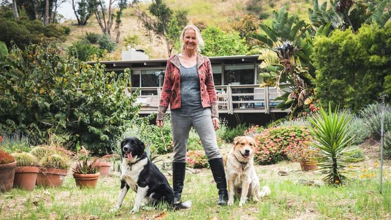 Starschriftstellerin Cornelia Funke mit Hunden auf ihrem Anwesen im kalifornischen Malibu