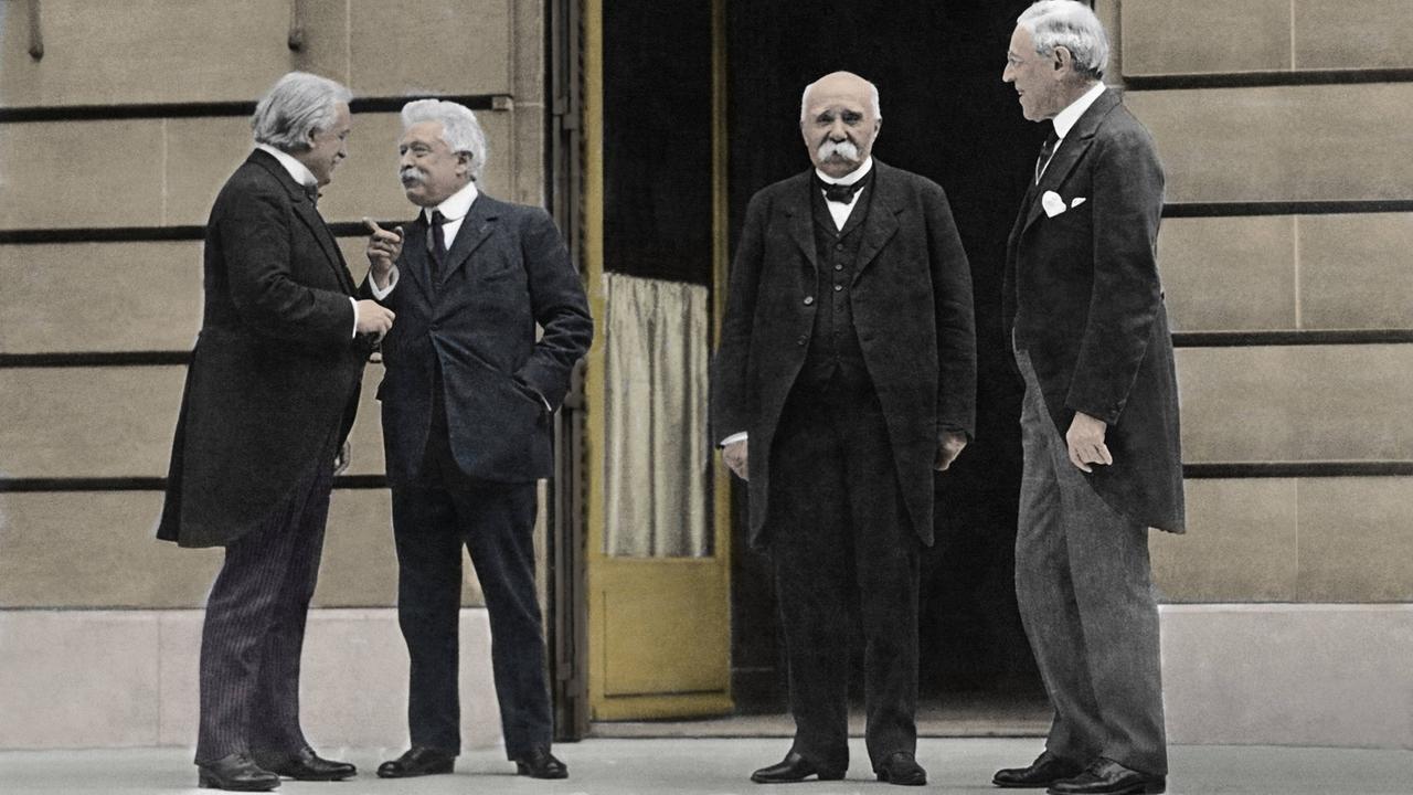 Juni 1919: Der britische Premier Lloyd George, Italiens Premier Vittorio Orlando, Frankreichs George Clemenceau und der amerikanische Präsident Woodrow Wilson bei der Versailler Friedenskonferenz.