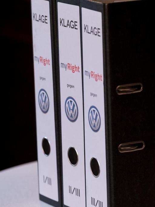 Drei Klage-Akten des Justiz-Dienstleisters MyRight gegen den VW-Konzern stehen auf einem Tisch.