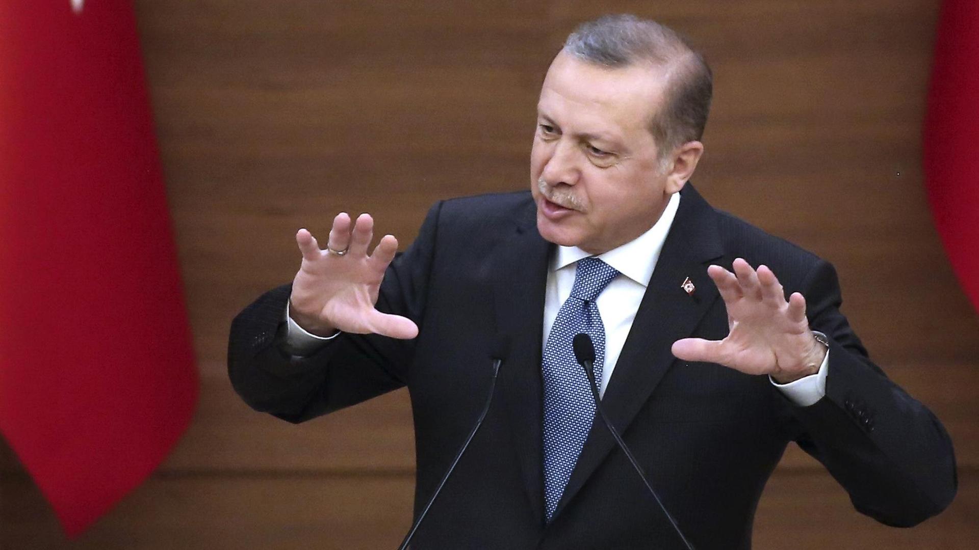 Der Präsident der Türkei, Recep Tayyip Erdogan, während einer Rede am 19.4.2016 in Ankara, sprechend, mit den Händen gestikulierend.