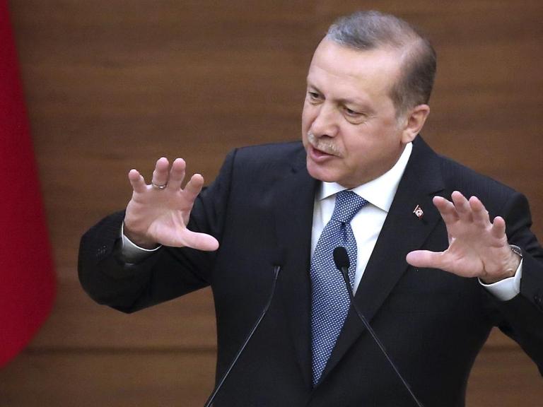 Der Präsident der Türkei, Recep Tayyip Erdogan, während einer Rede am 19.4.2016 in Ankara, sprechend, mit den Händen gestikulierend.