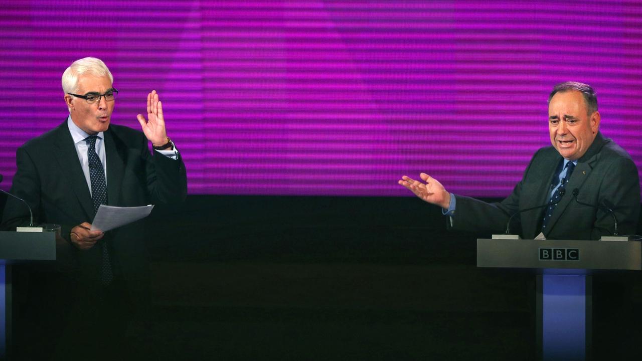 Alistair Darling (links) und Alex Salmond lieferten sich im letzten TV-Duell vor dem Unabhängigkeitsreferendum in Schottland ein hitziges TV-Duell.