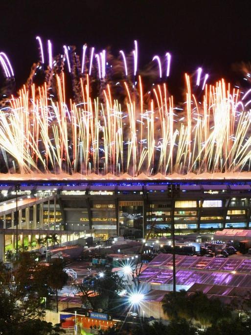 Feuerwerkskörper erleuchten über dem Stadion Maracana in Rio de Janeiro.