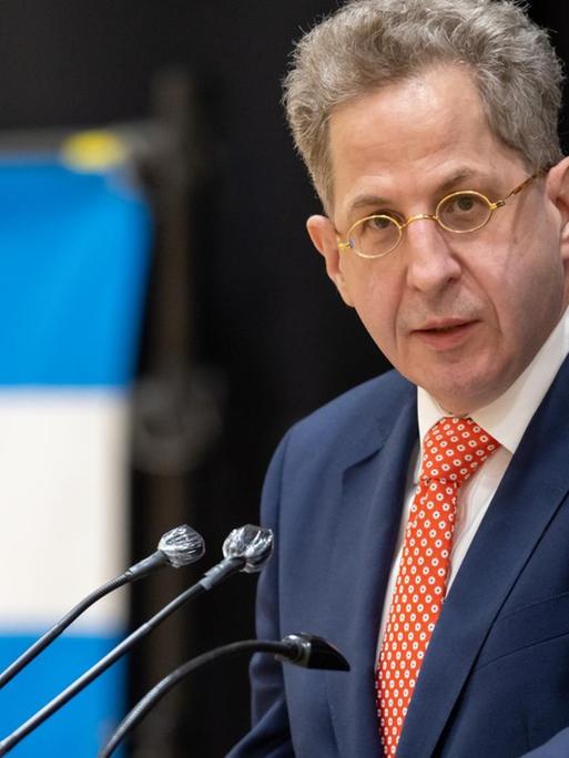 Hans-Georg Maaßen spricht vor der Wahlkreisvertreterversammlung der CDU-Kreisverbände in Südthüringen. Er steht an einem Pult und trägt Anzug, Krawatte und eine Brille.