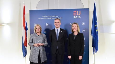Die niederländische Verteidigungsministerin Jeanine Hennis-Plasschaert mit NATO-Generalsekretär Jens Stoltenberg und der EU-Außenbeauftragten Federica Mogherini.