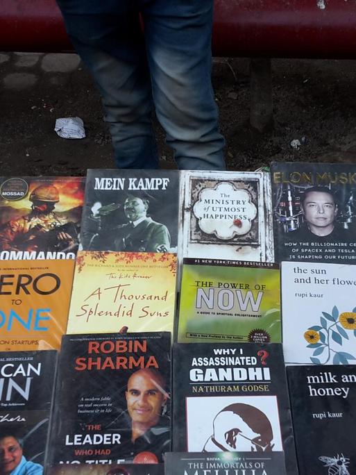 Bestseller "Mein Kampf" liegt neben dem neuen Roman "The Ministry of Utmost Happiness" von Arundhati Roy auf einem Büchertisch.