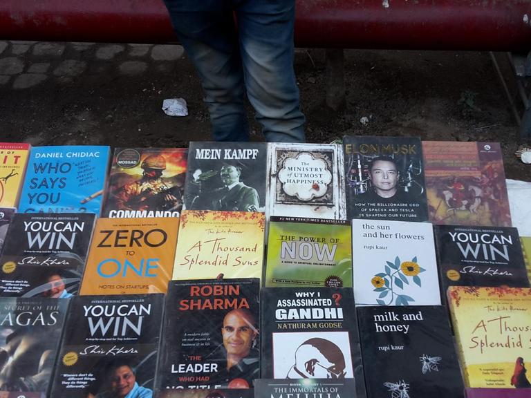 Bestseller "Mein Kampf" liegt neben dem neuen Roman "The Ministry of Utmost Happiness" von Arundhati Roy auf einem Büchertisch.