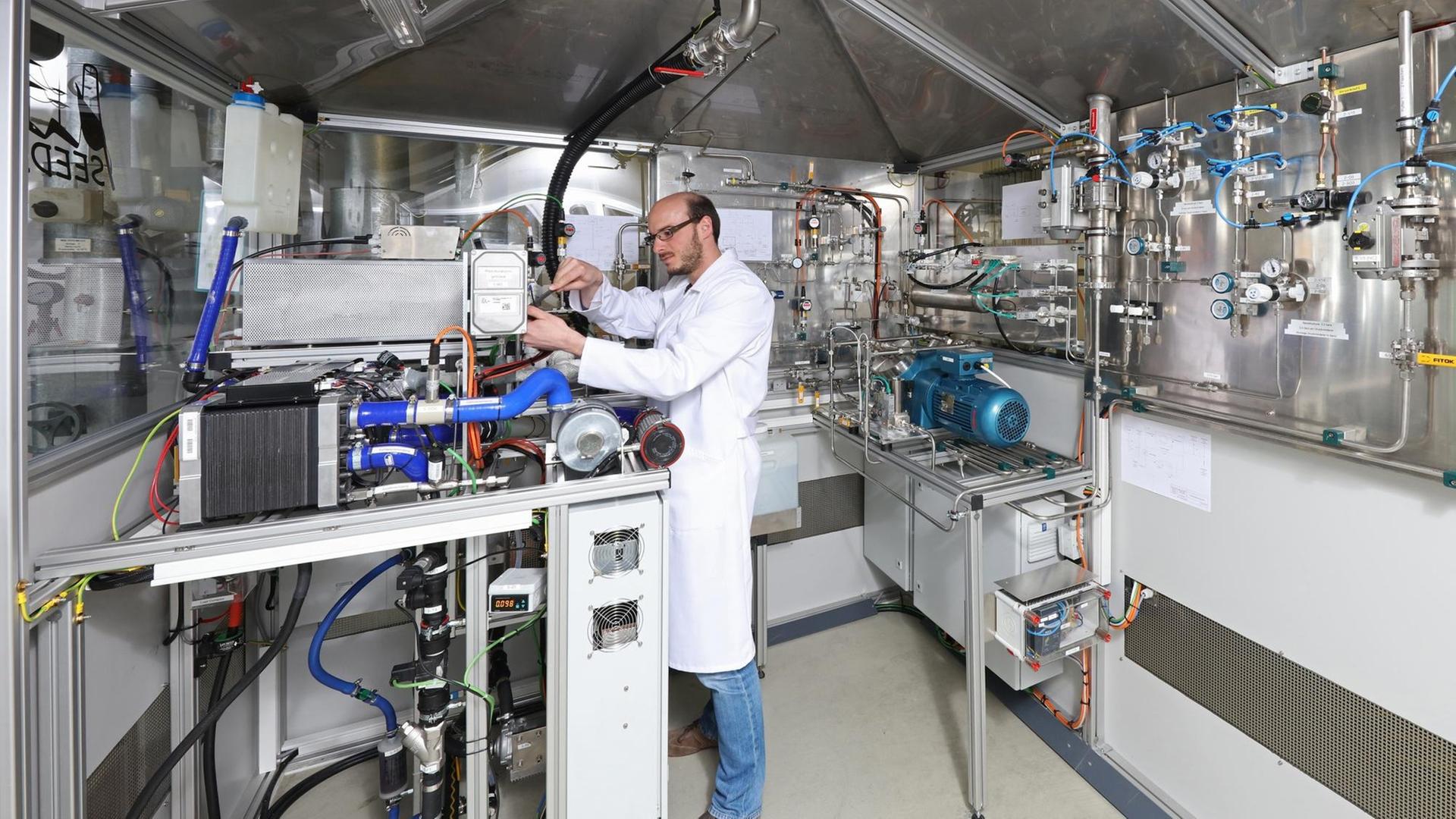 Forscher am Fraunhofer IISB in Erlangen haben ein Verstromungssystem für wasserstoffreiche Abgase entwickelt. Damit gelang die weltweit erstmalige Verstromung von Epitaxieabgas in einer Brennstoffzelle.