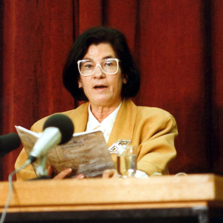 Die Schriftstellerin Christa Wolf im Jahr 1989, hier bei einer Lesung in Leipzig.