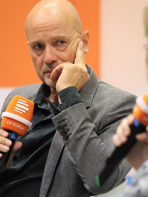 Schauspieler und Autor Christian Berkel im Gespräch mit Moderatorin Susanne Führer während der Frankfurter Buchmesse.