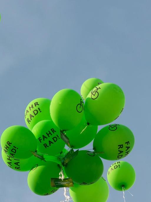 Grüne Luftballons mit der Aufschrift «Fahrrad» fliegen am 16. September 2016 in Berlin bei der Abschluss-Aktion der Grünen anlässlich der Wahlen zum Berliner Abgeordnetenhaus vor dem Frankfurter Tor in die Luft.