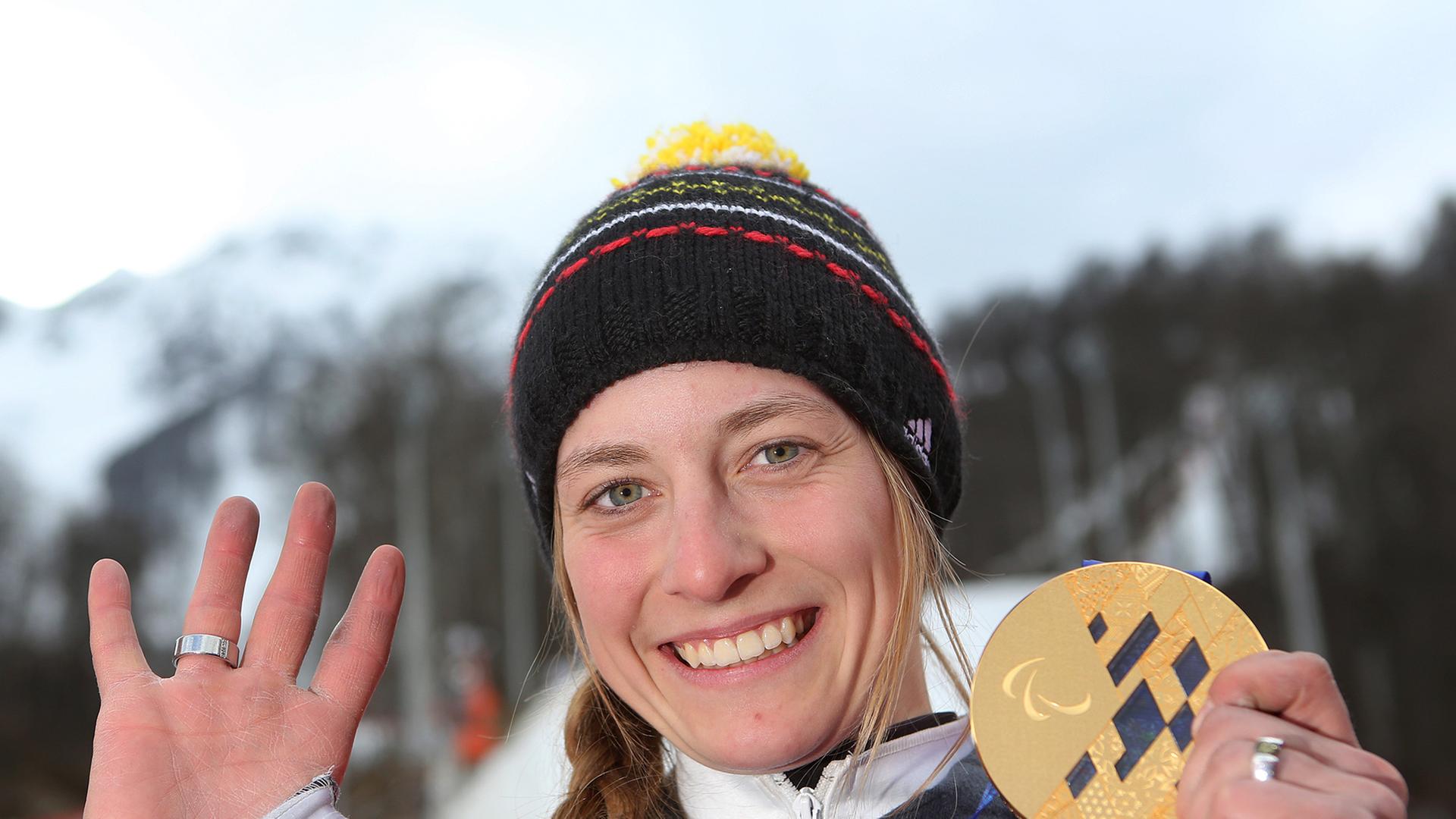 Die deutsche Mono-Ski-Fahrerin Anna Schaffelhuber hält ihre fünfte Goldmedaille bei den Paralympics in Sotschi strahlend in die Höhe und zeigt mit der anderen Hand die Zahl Fünf an. Die deutsche Mono-Ski-Fahrerin Anna Schaffelhuber hält ihre fünfte Goldmedaille bei den Paralympics in Sotschi strahlend in die Höhe und zeigt mit der anderen Hand die Zahl Fünf an.
