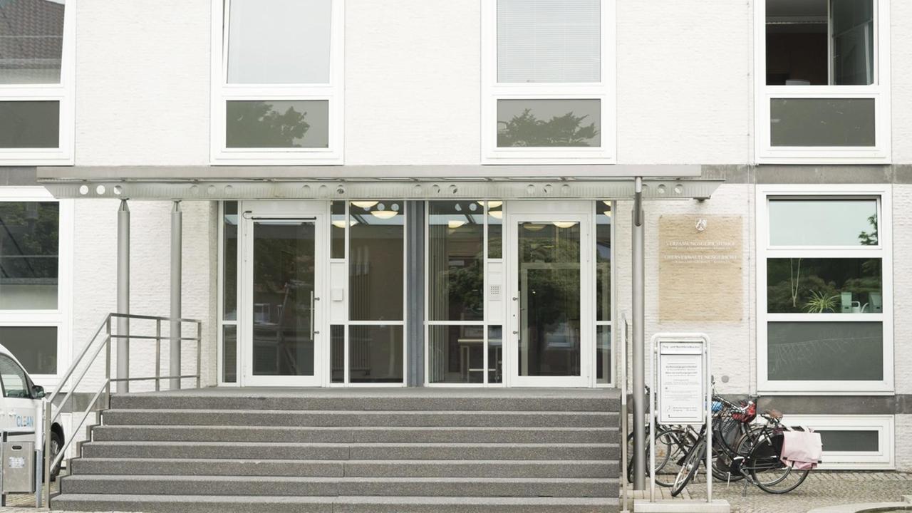 Das Foto zeigt den Eingang zu Oberverwaltungsgericht und Verfassungsgerichtshof des Landes Nordrhein-Westfalen in Münster.