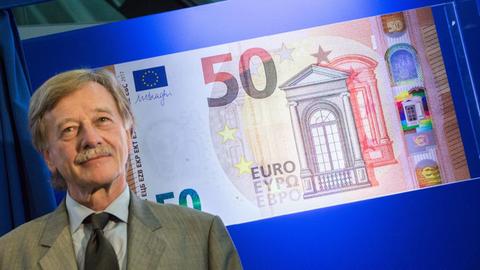 ves Mersch, Mitglied des Direktoriums der Europäischen Zentralbank (EZB), steht am 05.07.2016 in Frankfurt am Main (Hessen) in der Zentrale der EZB vor einer Darstellung der überarbeiteten 50-Euro-Banknote.