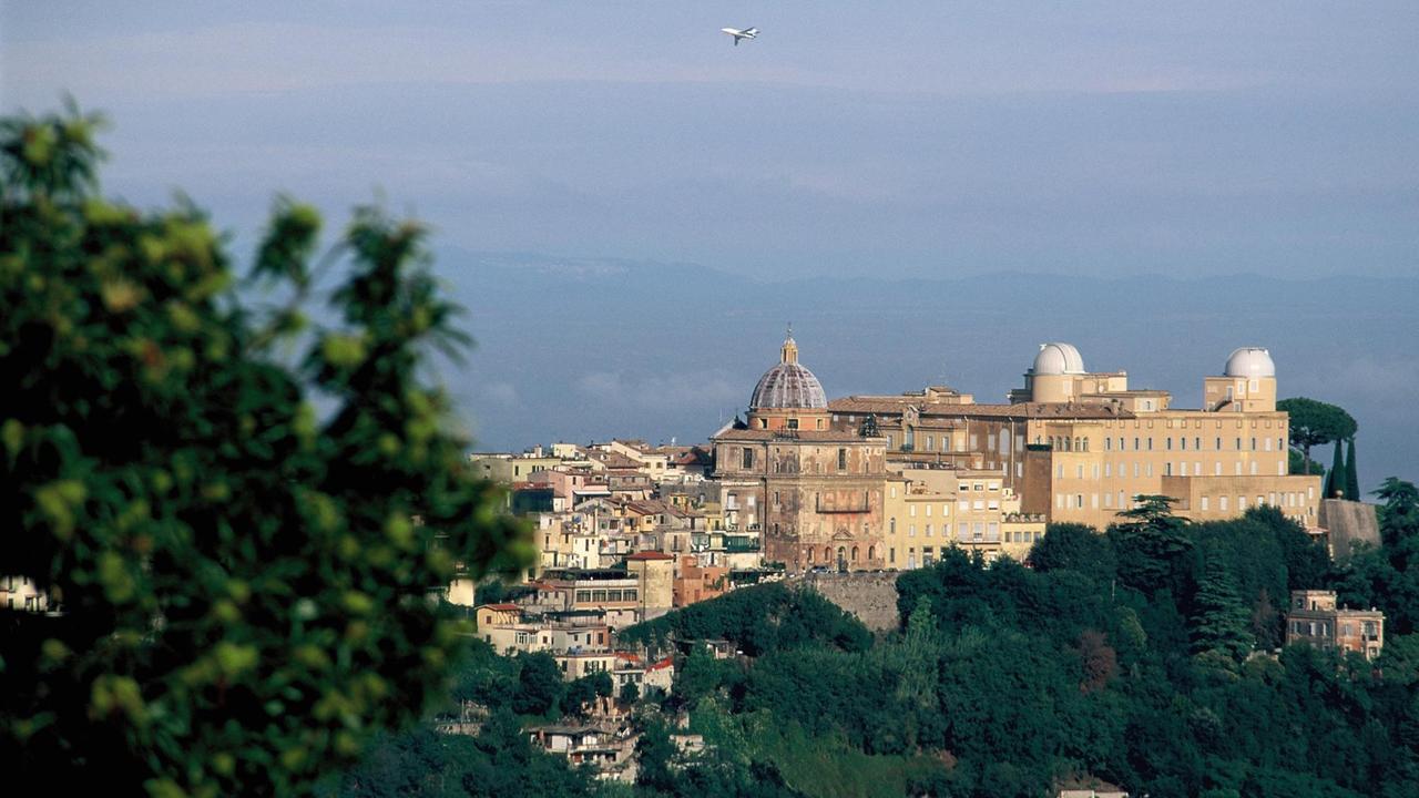 Blick auf Castel Gandolfo am Lago Albano mit der Sommerresidenz des Papstes in der italienischen Provinz Latium.