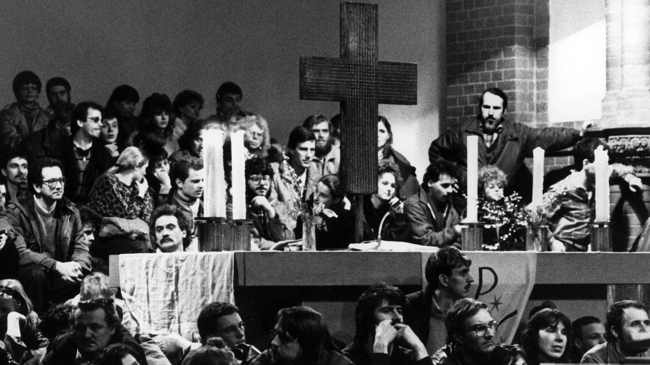 Die überfüllte Ostberliner Gethsemane-Kirche: Hier trafen sich am 5. Februar 1988 zahlreiche Menschen nach den Äußerungen des inhaftierten Musikers und DDR-Dissidenten Stephan Krawczyk zu einem Fürbitt-Gottesdienst