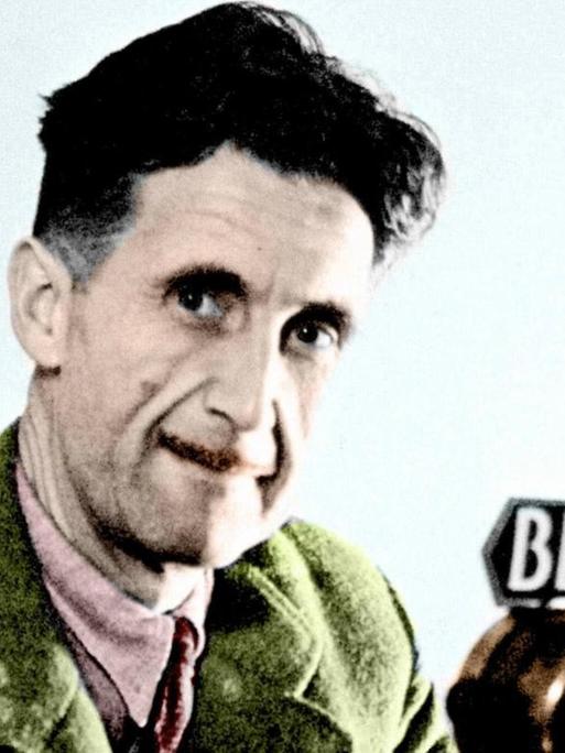 Der englische Schriftsteller George Orwell spricht 1943 am Mikrofon der BBC.