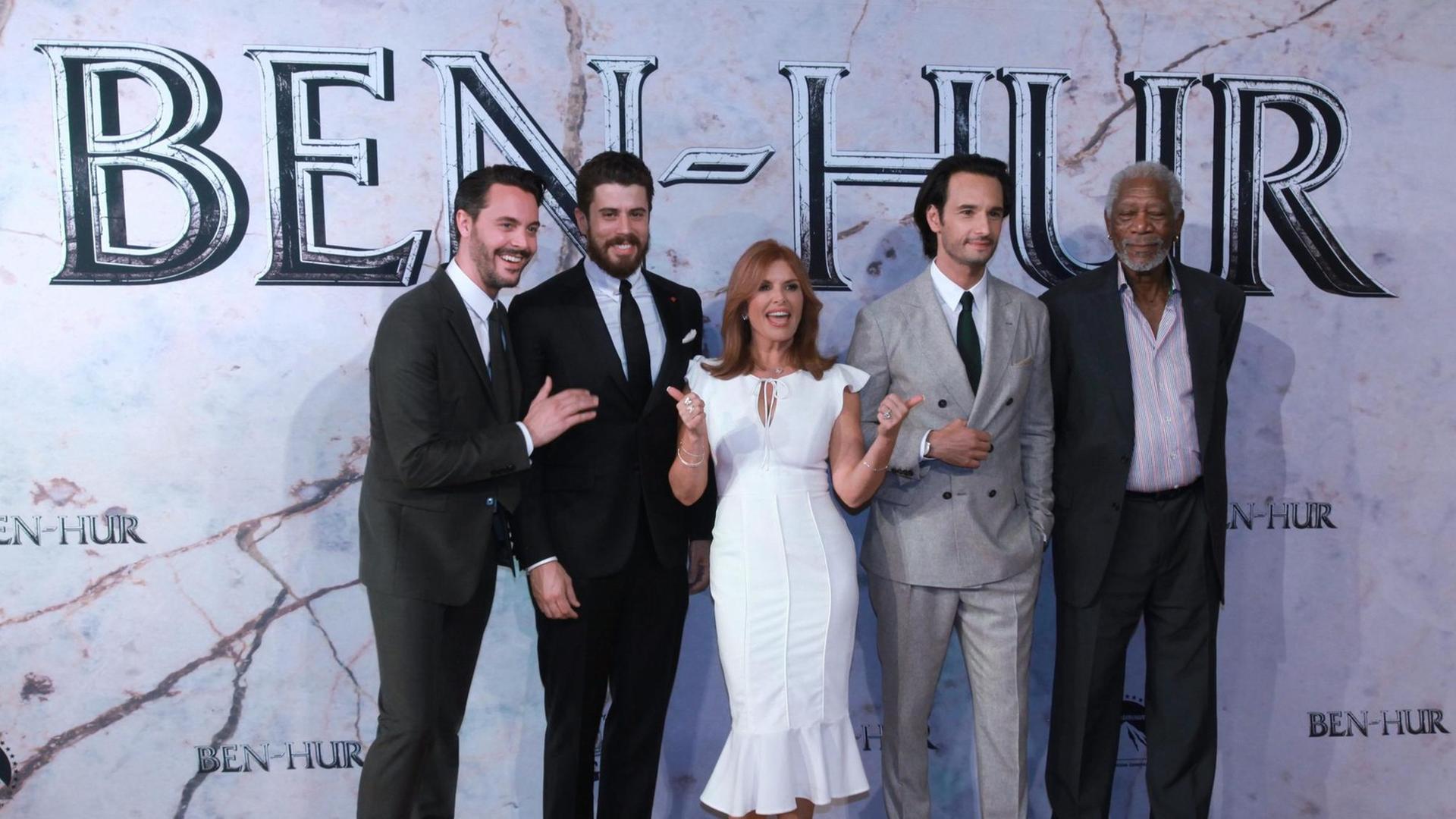 Die Schauspieler Jack Huston und Toby Kebbell, der Producer Roma Downey, der Schauspieler Rodrigo Santoro, Morgan Freeman vor der Premiere des "Ben-Hur"-Remakes in Mexico City, am 9. August 2016.