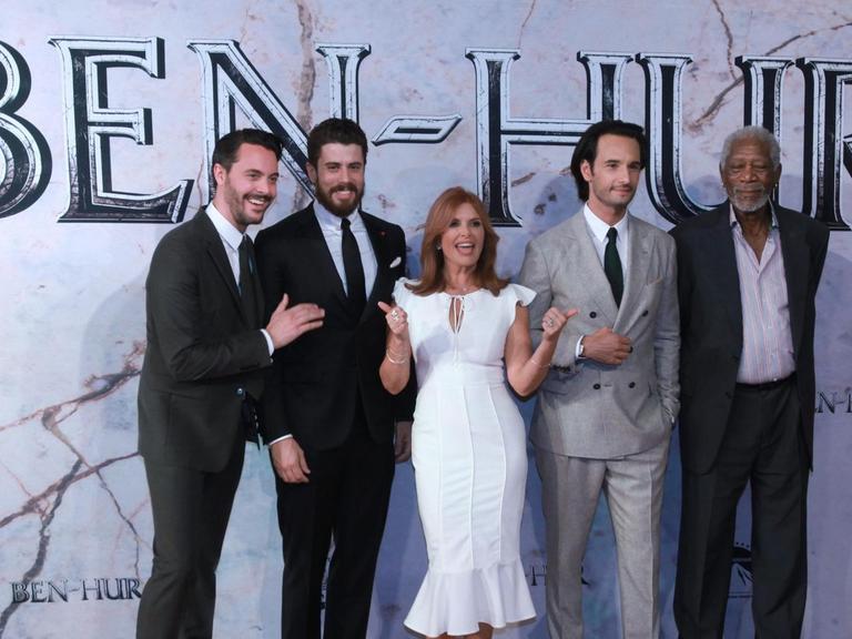 Die Schauspieler Jack Huston und Toby Kebbell, der Producer Roma Downey, der Schauspieler Rodrigo Santoro, Morgan Freeman vor der Premiere des "Ben-Hur"-Remakes in Mexico City, am 9. August 2016.