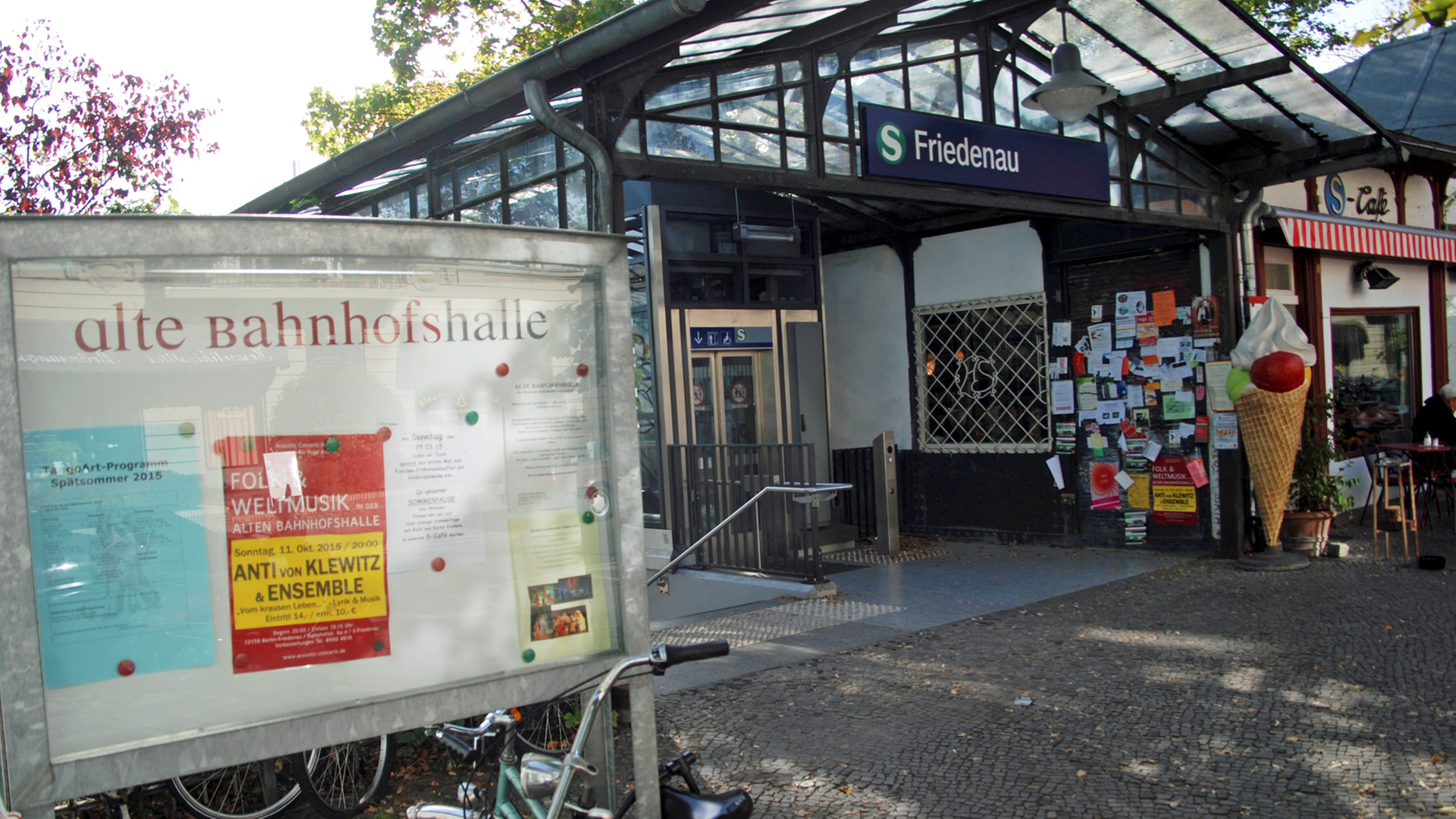Eingang zum S- Bahnhof Friedenau. Friedenau ist ein Berliner Ortsteil im Bezirk Tempelhof-Schöneberg.