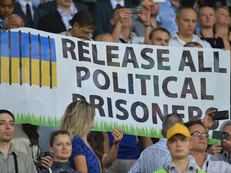 Die Europaabgeordneten Rebecca Harms und Werner Schulz fordern während eines EM-Gruppenspiels im ukrainischen Charkow die Freilassung politischer Gefangener