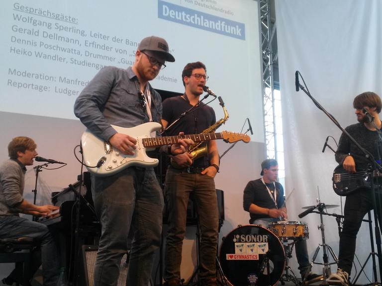 Die Band Strandlichter bei ihrem Konzert im Rahmen der Frankfurter Musikmesse.