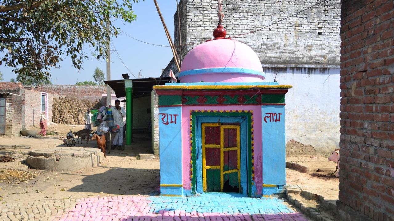 Kleiner Hindu-Tempel in dem indischen Dorf Jagdishpur Sokha
