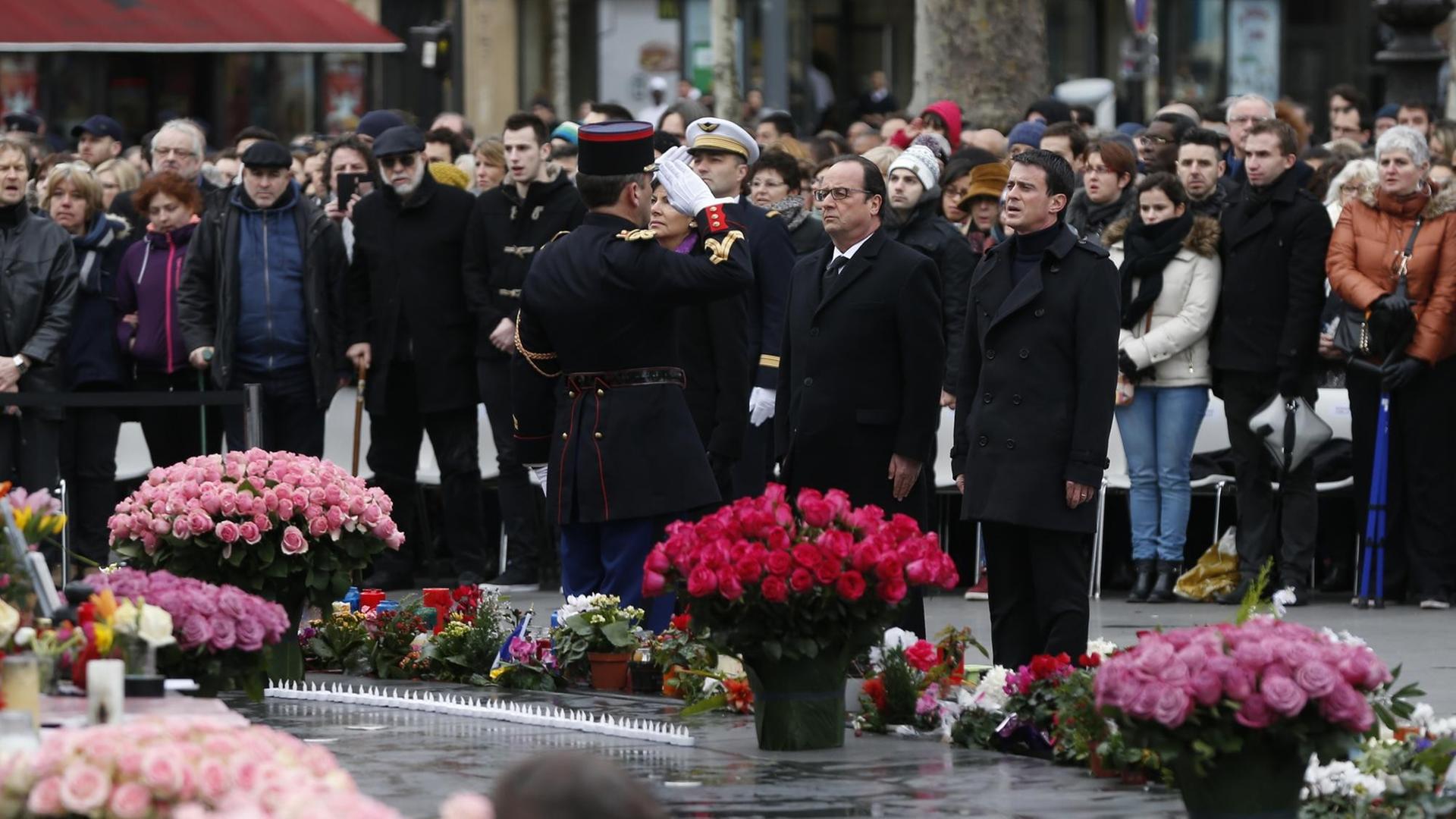 Frankreichs Präsident Francois Hollande und der Ministerpräsident Manuel Valls gedenken der Opfer der Terroranschläge im Jahr 2015.