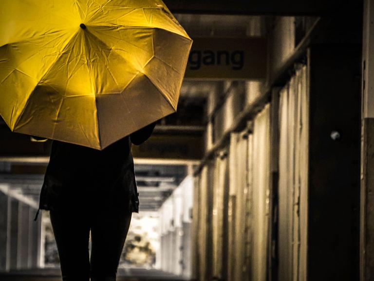 Die einzige Spur, ein gelber Regenschirm, führt ihn zu Anna.